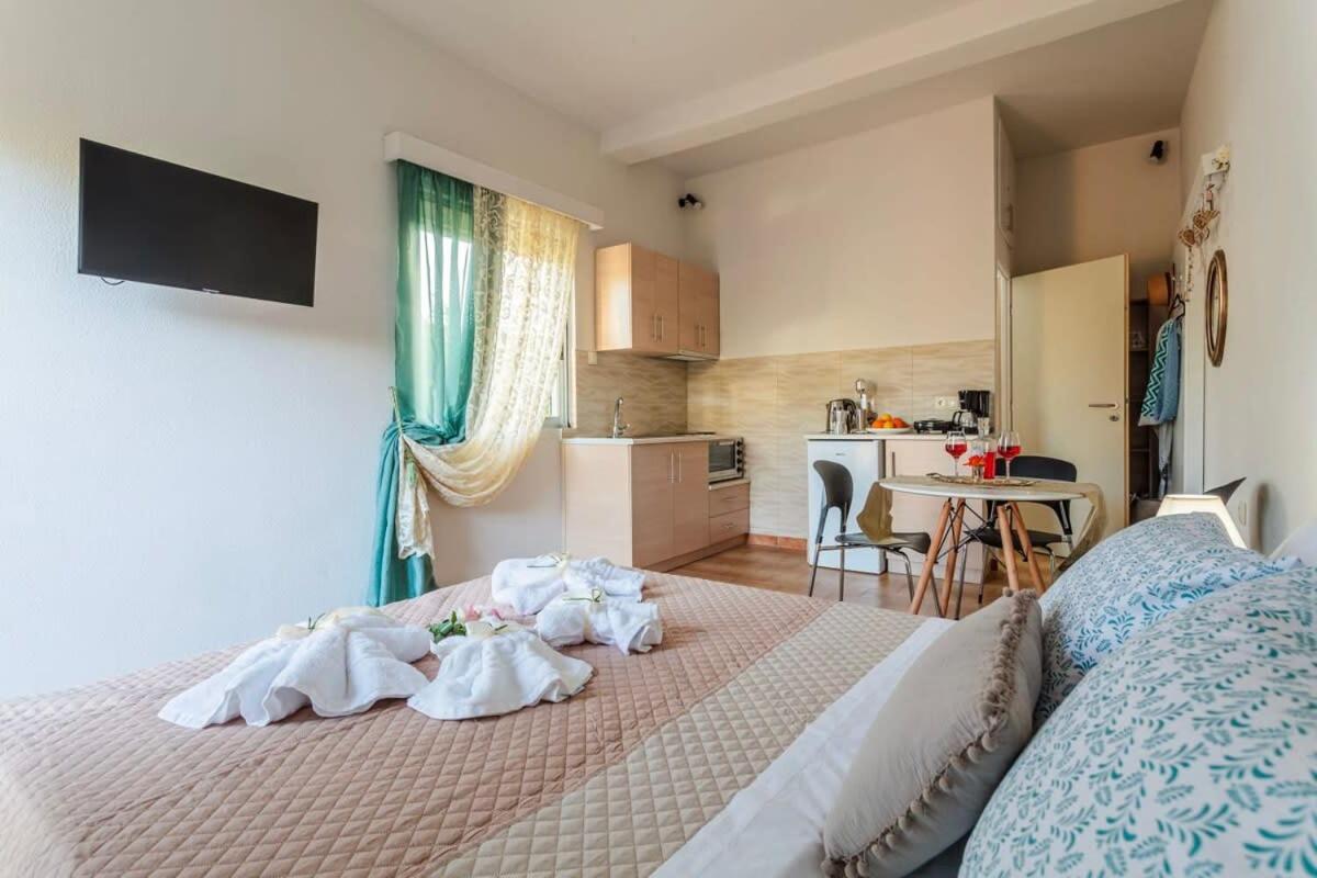 Summer Rose Garden Getaway - A Step To The Beach Kalamata Exteriér fotografie